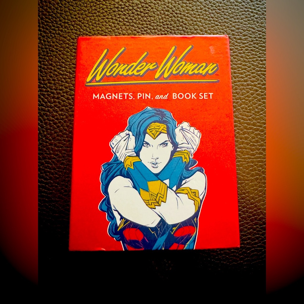 Wonder Woman: Magnets, Pin, and‎ Book Set Format: Paperback